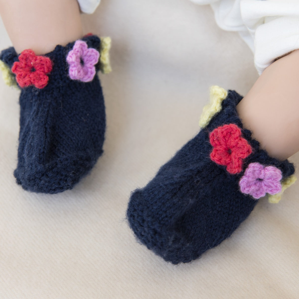 Babyschühchen mit Häkelblümchen