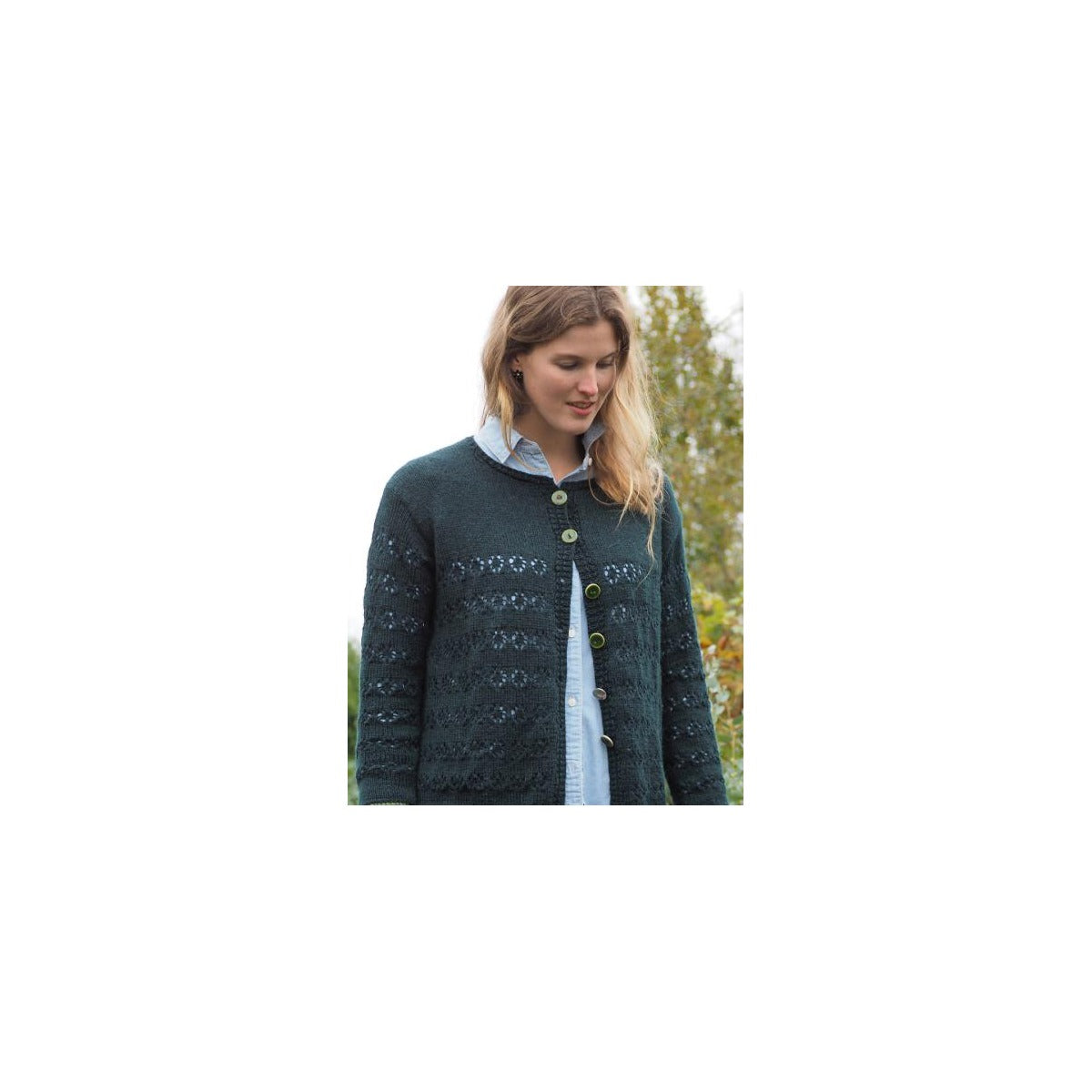 Jacke Die Dunkelgrüne aus YAK von Atelier Zitron mit Lochstreifen und kontrastierenden Knöpfen, Vorderansicht am Model
