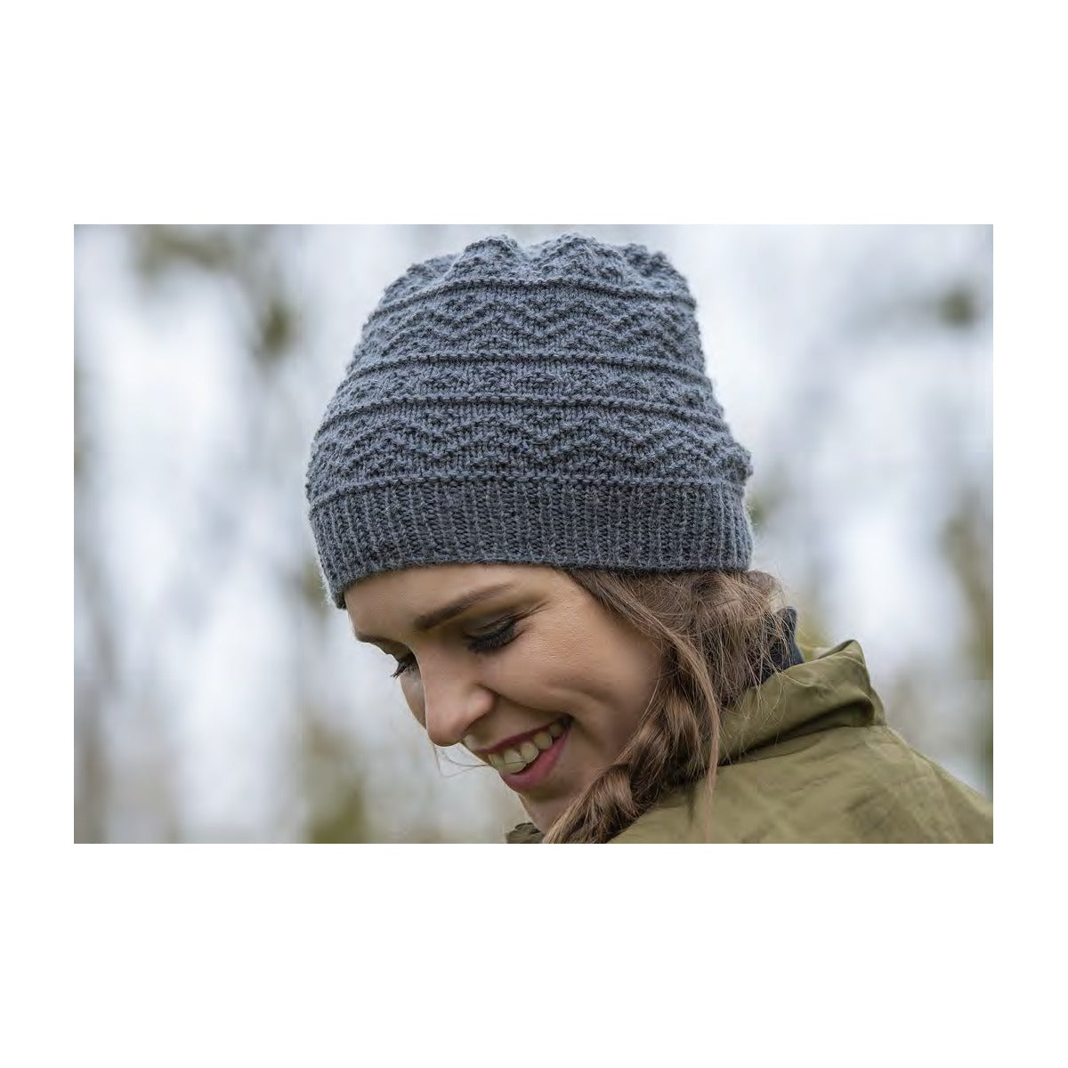 Graue YAK-Mütze von Atelier Zitron mit Strukturstreifen und Rippenbund, Vorderansicht am Model
