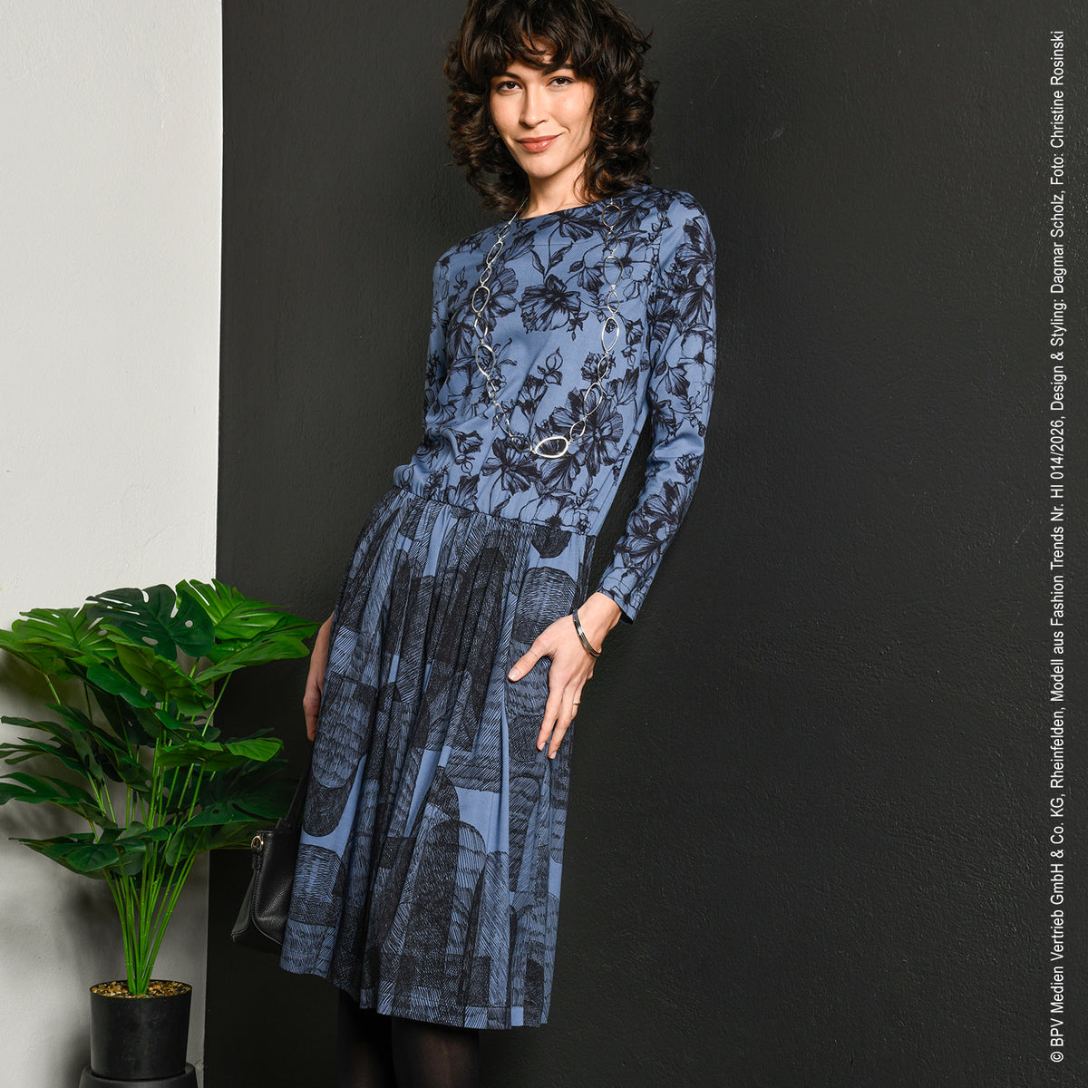 Viskose-Stretch mit grafischem Muster – Blau – Fashion Trends Inspiration
