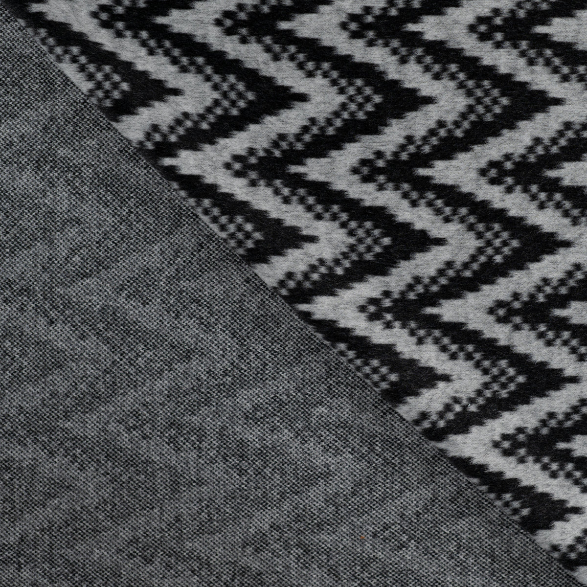 Angerauter Jacquard-Strickstoff Chevron – Schwarz